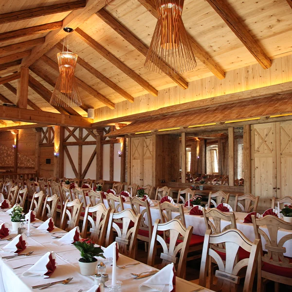 gedeckte Tische in rustikalem Gastraum mit Fachwerk und Holzdecke